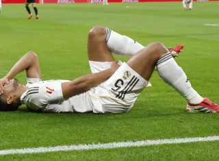 El centrocampista del Real Madrid Jude Bellingham reacciona ante el dolor de su lesión sufrida en el partido de ayer domingo.