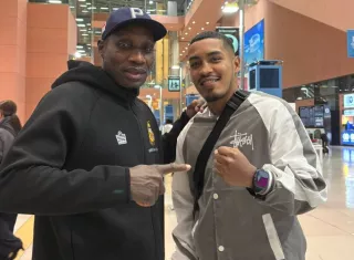 El púgil panameño Orlando Martínez (der.) junto a su entrenador Juan Mosquera, al arribar a Japón.