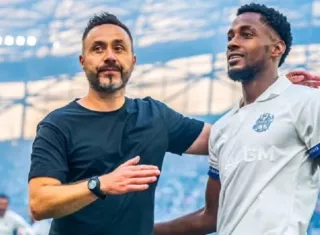 El lateral panameño Michael Amir Murillo (der.) y el técnico del Olympique de Marsella, el italiano Roberto De Zerbi.