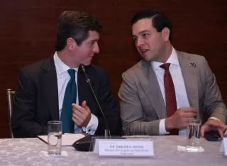 Carlos Hoyos (I) y el embajador de Estados Unidos, Kevin Cabrera.