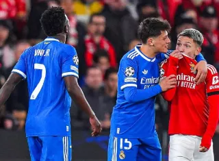 Momento en que presuntamente Gianluca Prestianni, del Benfica, comete el acto de racismo en contra de Vinícius.