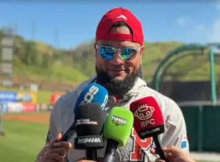 Allen Córdoba da declaraciones a la prensa deportiva al reportarse a los entrenamientos de la Selección de Panamá con miras al Clásico Mundial de Béisbol.