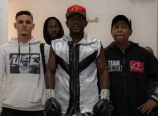 El prospecto panameño Jonathan ‘Alta Gama’ Miniel (c) junto a su entrenador Rigoberto Garibaldi (der.) y otros integrantes de la cuadra ‘Somos más que Vencedores’.