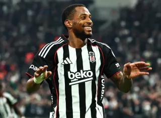 El lateral derecho panameño Michael Amir Murillo celebra su primer gol en la Súper Liga de Turquía, contribuyendo a su equipo, el Besiktas, a vencer por goleada de 4-0 al Göztepe.