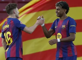El centrocampista del FC Barcelona Fermín López (i) celebra con su compañero Lamine Yamal tras marcar su gol ante el Levante.