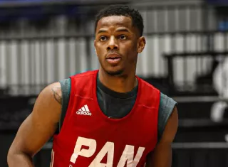 El escolta Iverson Molinar durante la práctica de ayer martes de la Selección de Baloncesto de Panamá en la arena Roberto Durán.