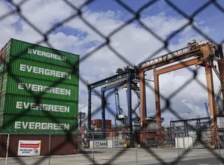 Contenedores de carga en el Puerto de Balboa.