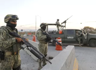 Integrantes del ejército de México custodian las inmediaciones del Aeropuerto Internacional de Guadalajara.