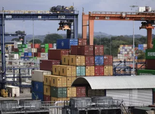 Contenedores de carga en el puerto de Balboa.
