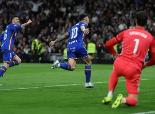 El delantero del Getafe Martí Satriano (c) celebra el gol que le dio el triunfo al Getafe sobre el Real Madrid.
