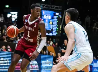 El base Iverson Molinar (izq.) conduce el balón durante el encuentro que enfrentó Panamá a Argentina en la ciudad de Buenos Aires.