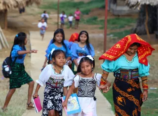 Niñas indígenas caminan en el Centro Educativo Bilingüe Icanti, en Icanti (Panamá).