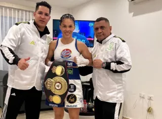 La campeona mundial supermosca de la AMB, Nataly Delgado (c), su entrenador Julio César Archibold (der.) y Héctor Manzanilla.