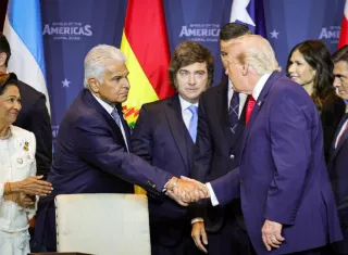 Mulino y Donald Trump estrechan manos ante la presencia del resto de los mandatarios.