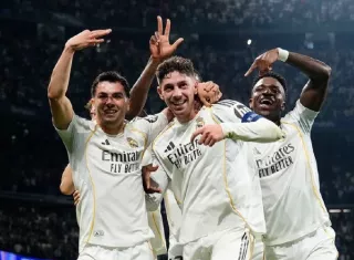 Federico Valverde (c), del Real Madrid, celebra con sus compañeros de equipo uno de sus goles anotados en el partido. 