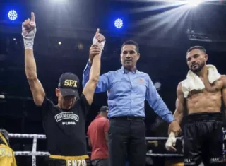 Enzo moreno (izq.) cuando es decretado ganador por decisión unánime en el combate que efectuó ante Hibrahim Valdespino (d).