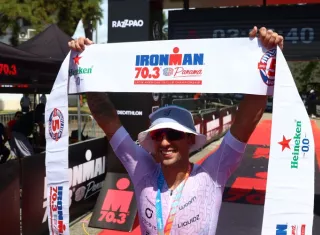 Fellipe Santos al cruzar la meta de la prueba.