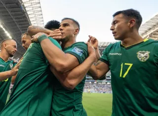 Bolivia remonta a Surinam y buscará ante Irak cupo al mundial