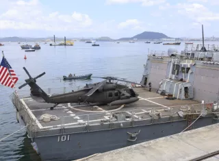 Fotografía de un helicóptero en el buque USS Gridley en la Calzada de Amador.