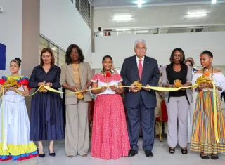Durante el corte de cinta para la inauguración formal. 