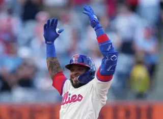 El panameño Edmundo Sosa levanta los brazos al conectar la línea de hit que remolcó dos carreras y que permitieron empatar el encuentro en el noveno inning.