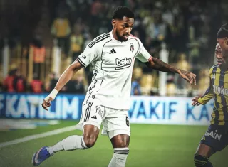 El lateral panameño Michael Amir Murillo en acción durante el partido de ayer domingo entre el Besiktas y el Fenerbahce, que ganó el encuentro 1-0.