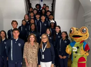 Atletas junto a la Primera Dama, Maricel Cohen de Mulino.