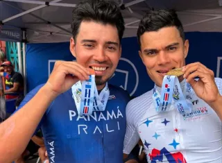 El campeón centroamericano de Ruta, Carlos Samudio (der.) y Bolívar Espinosa, integrantes de la Selección Nacional de Ciclismo.