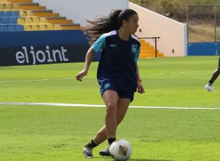 La volante Schiandra González durante el entrenamiento de ayer jueves en el engramado natural del Estadio Universidad Latina.