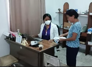 Centro de salud da alivio a residentes humildes de Panamá Viejo