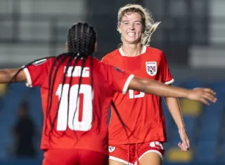 Sherline King (izq.) y Riley Tanner.