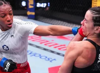 Joselyne Edwards (i) conecta un golpe.