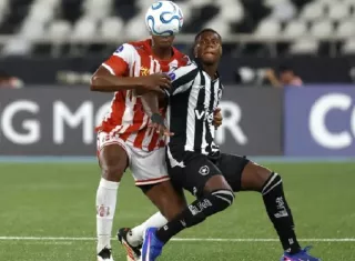 El delantero panameño Kadir Barría (der.) durante el encuentro correspondiente a la Copa Sudamericana entre el Botafogo de Brasil e Independiente Petrolero de Bolivia.