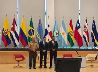 Gilberto Blanco, especialista ambiental (C) durante su presentación.