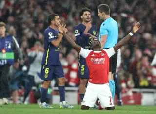 Bukayo Saka celebra el pase a la final del Arsenal tras el partido de la vuelta de semifinales de la UEFA Champions League.