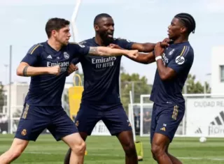 El uruguayo Federico Valverde (izq.) y el francés Aurelien Tchouaméni (der.) han tenido serias diferencias en los últimos días.