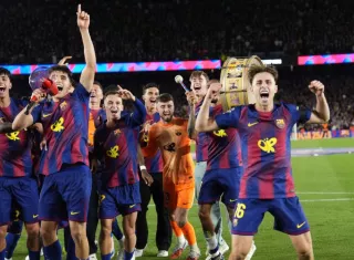 Los jugadores del FC Barcelona celebran del título de Liga a la finalización del encuentro ante el Real Madrid. 