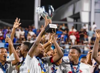 Jugadores del Árabe Unido celebran.