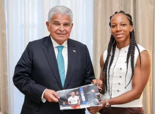 Joselyne Edwards durante su visita a la Presidencia de la República.