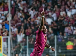 Tomás Rodríguez celebra su gol anotado en el partido de ida de la Final del fútbol costarricense.