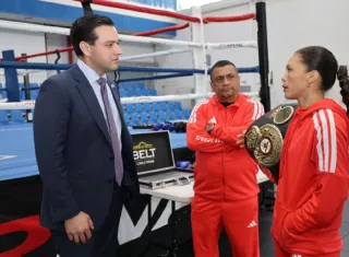 Nataly Delgado y su entrenador Julio Archibold, conversan con el Embajador de Estados Unidos en Panamá, Kevin Marino Cabrera (i).
