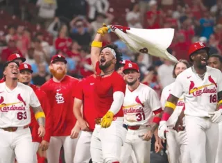 Iván Herrera celebra junto a sus compañeros.