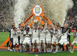 Jugadores del Aston Villa celebran con el trofeo.