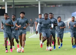 José Córdoba junto a sus compañeros, realizan un trote en el Centro de Alto Rendimiento (CAR) de Pandeportes.