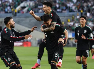 Jugadores de México celebran el gol.