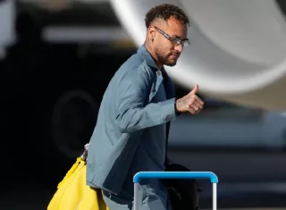 Neymar Jr. sufre una lesión en una de sus piernas.