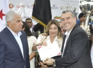 El presidente de la República, José Raúl Mulino (izq.) y el entrenador Eligio Ocaña (der.), durante la premiación del Clásico Presidente de la República del año pasado.