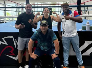 Nataly Delgado junto a su entrenador principal Julio César Archibold (adelante), Ricardo ‘El Maestrito’ Córdoba y el excampeón mundial Nicholas Walters.