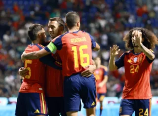 Los jugadores de España celebran uno de los goles anotados en el partido ante Perú la noche del lunes.