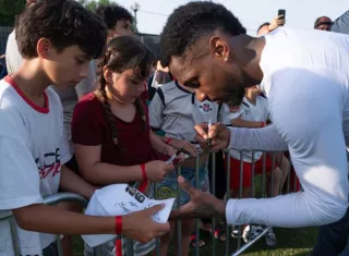Michael Amir Murillo firma autógrafos previo al entrenamiento de ayer jueves en el campamento base de Nottawasaga Resort.